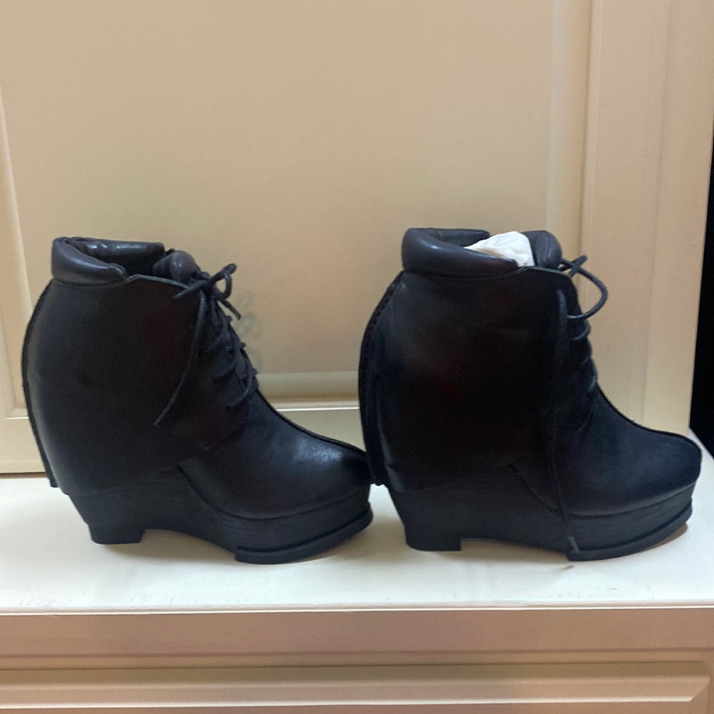 Brand new, never worn size 8 Leon Max leather booties